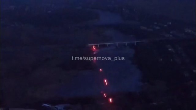 Ukraińcy atakują nocą ukrywające się pod mostem wojska rosyjskie