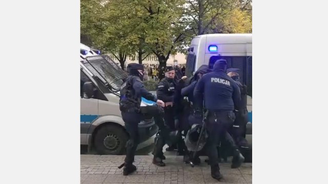 Polski milicjant kopie zatrzymanego podczas protestów!