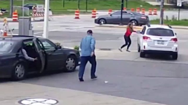 Kobieta walczy ze złodziejami samochodów którzy próbują ukraść jej auto...