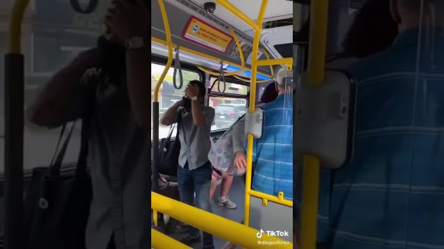 Kobieta opluwa gościa w autobusie