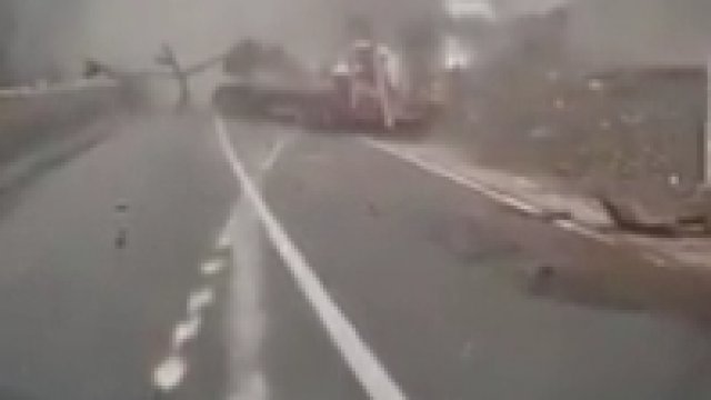Kierowca ciężarówki doprowadził do wypadku przez zbyt szybką jazdę