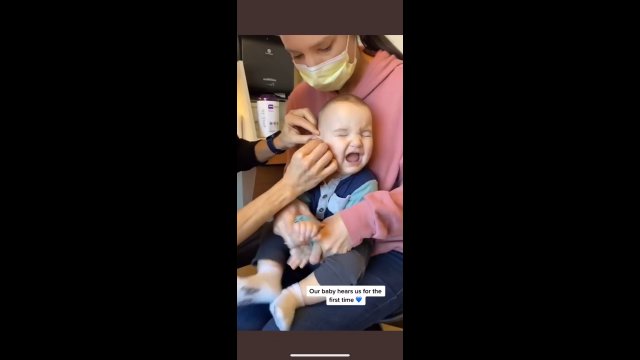 Dziecko z uszkodzonym słuchem po raz pierwszy usłyszało swoją mamę. Oto jego reakcja!