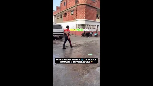 Grupa mężczyzn oblewa wodą policjantkę…