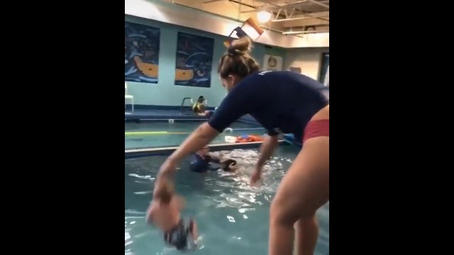 Wrzuciła niemowlę do basenu, aby nauczyło się pływać [WIDEO]