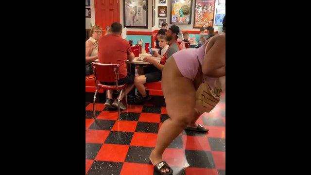 Kobieta twerkowała przed rodzinką jedzącą obiad w restauracji