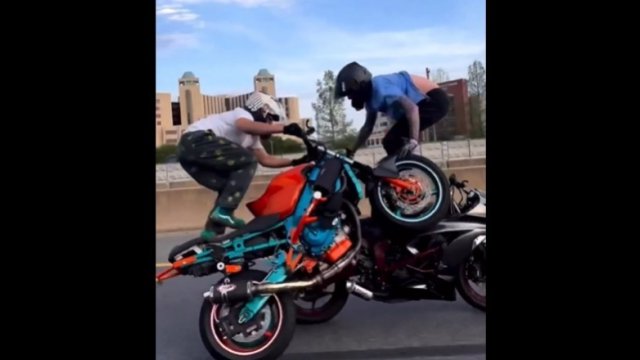Kosztowna próba stuntu motocyklami na publicznej drodze