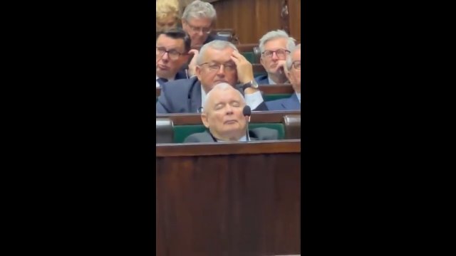 Kaczyński ZASNĄŁ w sejmie, gdy przemawiał premier Morawiecki [WIDEO]