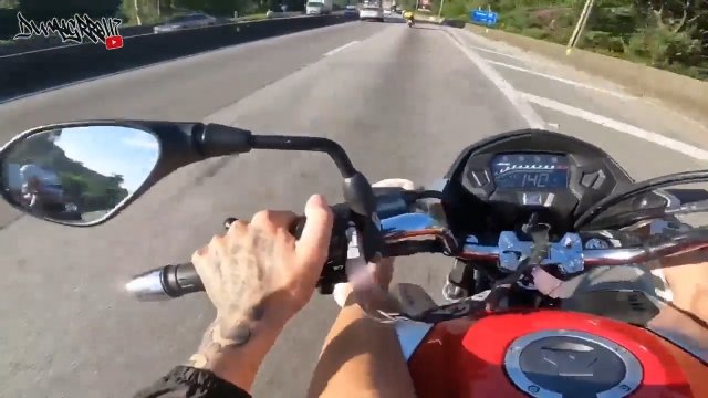 Jechał motocyklem po autostradzie mając podniesione nogi