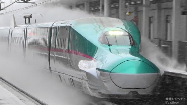 Pociągi Shinkansen przejeżdżają na śniegu z prędkością 320 km na godzinę