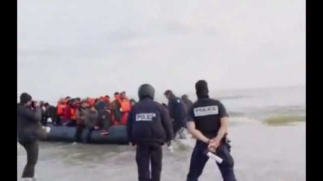 Francuscy żandarmi przebijają ponton planowany do przerzutu ludzi z Francji do UK [WIDEO]