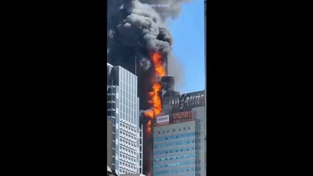 Płonął jak zapałka! Ogromny pożar wieżowca w Chinach. [VIDEO]