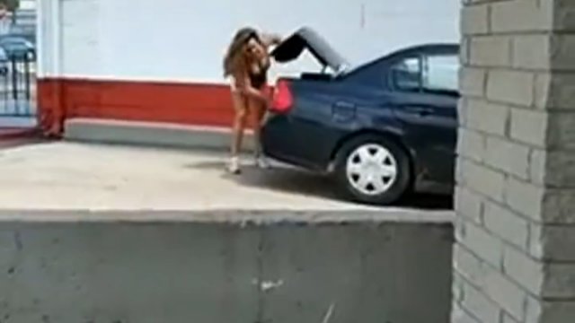 Kobieta przyłapana na wpychaniu dziecka do bagażnika samochodu
