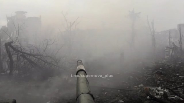 Rosyjski czołg w pozostałościach miasta Maryinka