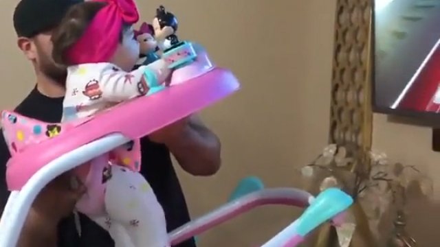 Kiedy twoja córka jest za mała, by jeździć na rollercoasterze, więc improwizujesz
