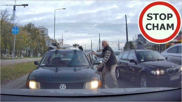 Agresywny taksówkarz wyskakuje z łapami po zajechaniu drogi