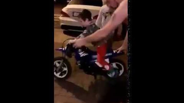 Zdolni rodzice dali dziecku motorynkę. Długo nie trzeba było czekać na wypadek