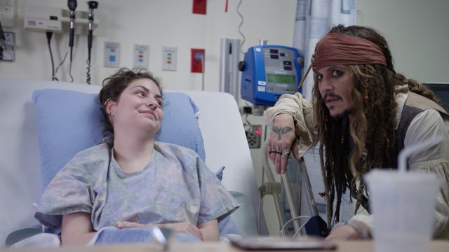 Johnny Depp jako “Captain Jack Sparrow” płynie do Vancouver, aby odwiedzić pacjentów w BCCH