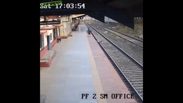 Mężczyzna ratuje dziecko, które wpadło na tory przed nadjeżdżającym pociągiem