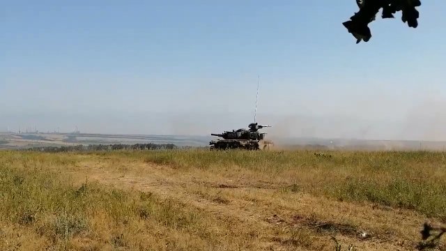 Rosyjski T-72B3 trafiony z ATGM