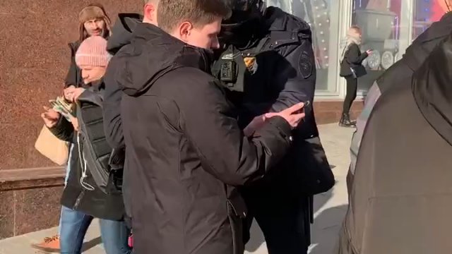 Policjanci w Moskwie zatrzymują ludzi na ulicy i czytaja ich smsy!