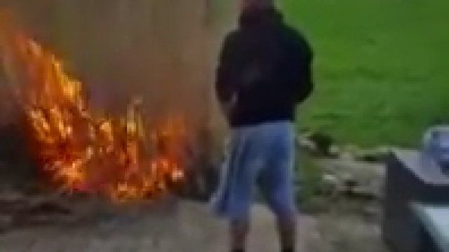 Facet zamiast wyciąć krzaki to postanowił je podpalić