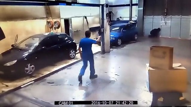 Pracownik myjni na własną rękę wymierzył karę złodziejowi