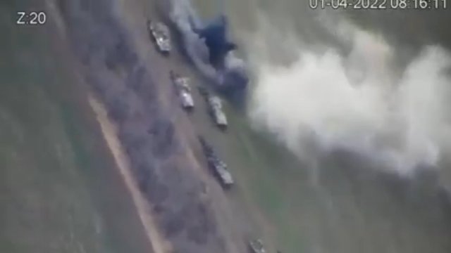 Ukraińska artyleria namierza, a następnie masakruje rosyjskie pojazdy