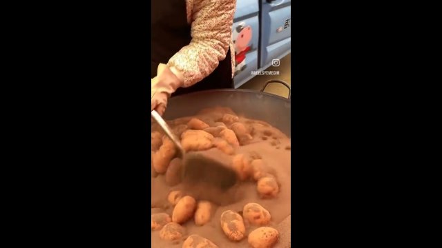 Ziemniaki gotowane na piasku, czyli nietypowa specjalność w Indiach
