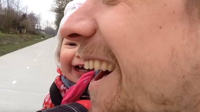 Zamierzał tylko nauczyć swoją córeczkę mówić ‘tata’ - reakcja dziecka przerodziła się w śmiech