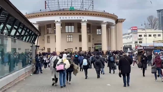 Kijów ludzie masowo udają się do schronów oraz uciekają z miasta