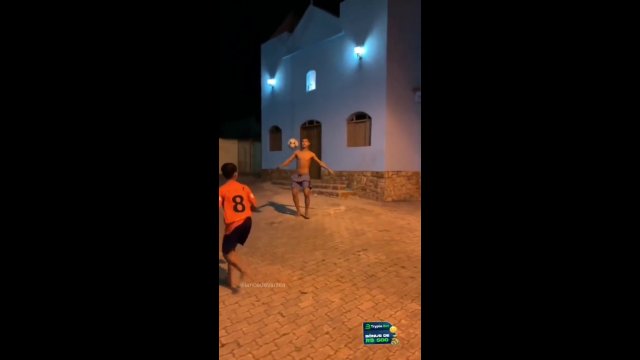Nieprawdopodobne! Zobacz, jak młodzi Brazylijczycy grają w piłkę nożną... [WIDEO]