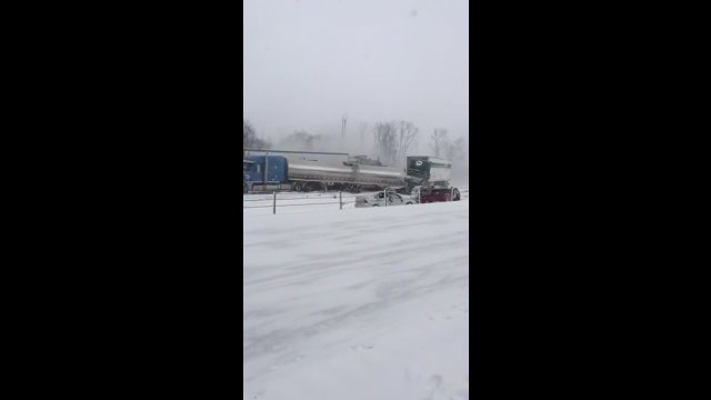 Karambol na autostradzie po burzy śnieżnej. To był istny chaos!