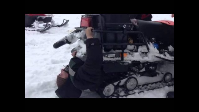 Ruscy bawią się skuterem śnieżnym. To nie mogło się inaczej skończyć.