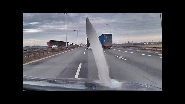 Lód spadający z ciężarówki wbił się w osobówkę [WIDEO]