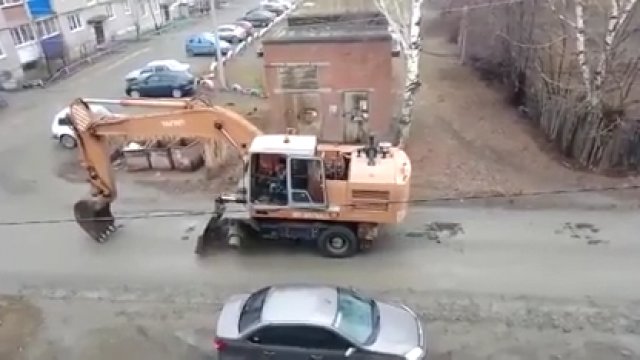 Koparka zniszczyła kilometr drogi w Rosji