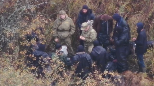 Białoruskie wojsko pomaga migrantom w przekraczaniu granicy