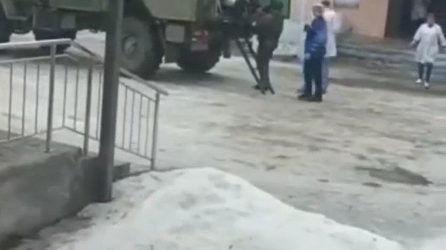 Kursk, Rosja, okupanci wyładowują rannych.