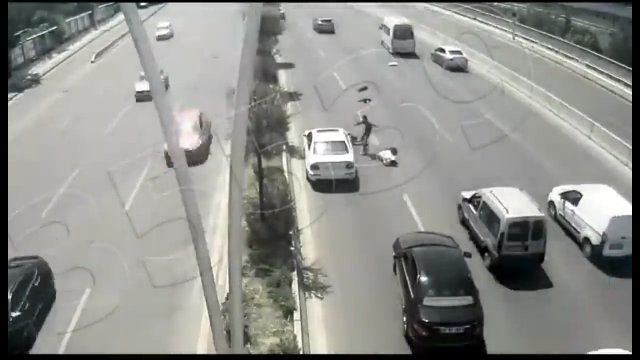 Mężczyzna postanowił przejść przez ruchliwą autostradę. Został strącony przez auto