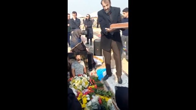 Ojciec trzymający urodzinowy tort i tańczy na grobie syna zamordowanego przez rząd w Iranie