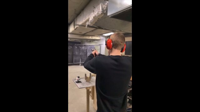 Chłopak pokazuje jak nie strzelać z rewolweru. Prawie trafił sobie w głowę