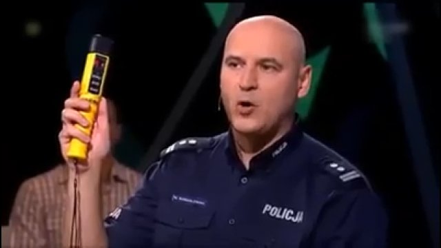 Pijany policjant testuje alkomat w telewizji na żywo [WIDEO]