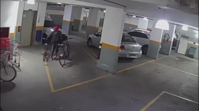 Próbowali ukraść zaparkowane rowery. Nie mieli pojęcia, że ​​parkingu pilnuje samuraj!