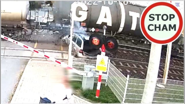 Ominął auta stojące przed przejazdem kolejowym i zderzył się z pociągiem