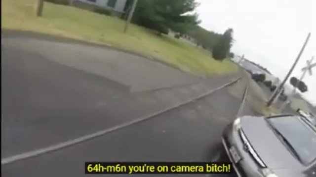 Kobieta próbuje zepchnąć motocyklistę z drogi