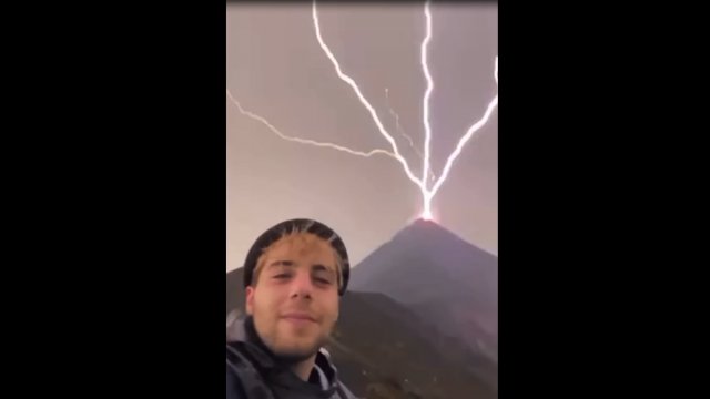 Turysta przypadkowo sfilmował uderzenie pioruna w szczyt góry