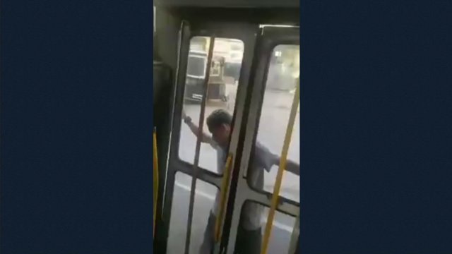 Kierowca autobusu wyrządził psikusa pasażerowi na gapę