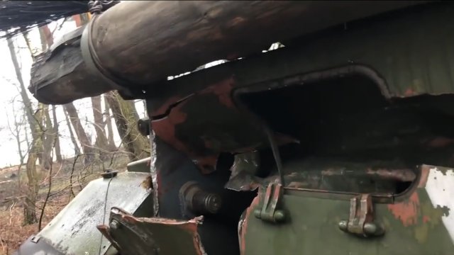 Ukraiński żołnierz znalazł opuszczone rosyjskie działo samobieżne