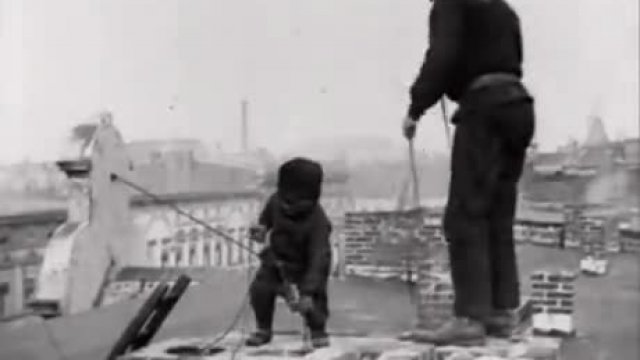 "Życie naszych dziadków było o wiele łatwiejsze" - dziecko mające 3 lata pomaga kominiarzowi 1933