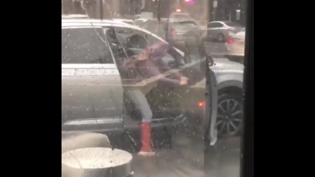 Kobieta na wietrze dzielnie walczyła z drzwiami w samochodzie [WIDEO]
