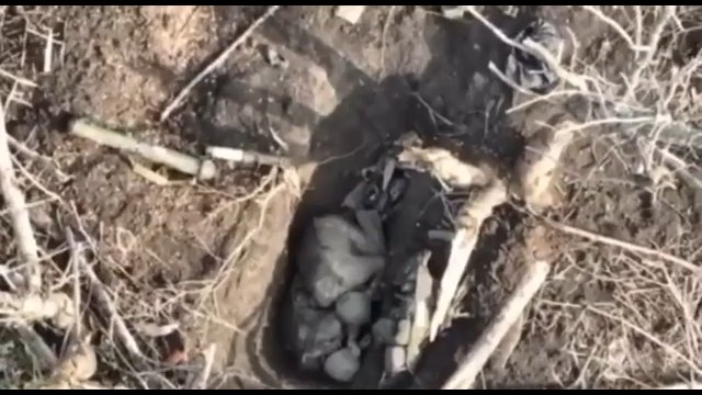 Ukraiński dron zrzuca granat, który uderza w śpiących Rosjan